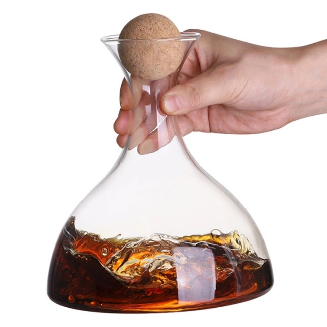  Pouring red wine into Jiateng crystal decanter to enhance aeration and flavor, ideal for wine enthusiasts and home bars.