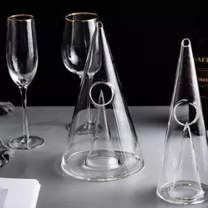 Elegant borosilicate glass whiskey decanter for luxury home bar decoration