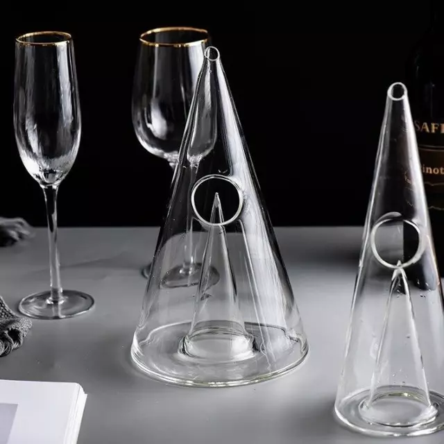 Elegant borosilicate glass whiskey decanter for luxury home bar decoration