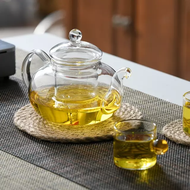 Clear borosilicate glass teapot with built-in infuser for loose leaf tea brewing