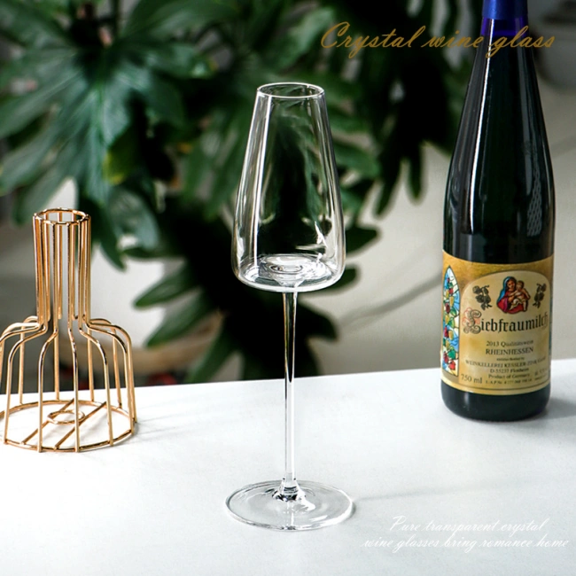Jiateng sleek, tall-stemmed wine glasses designed for champagne and sparkling wines, adding sophistication to any table setting.