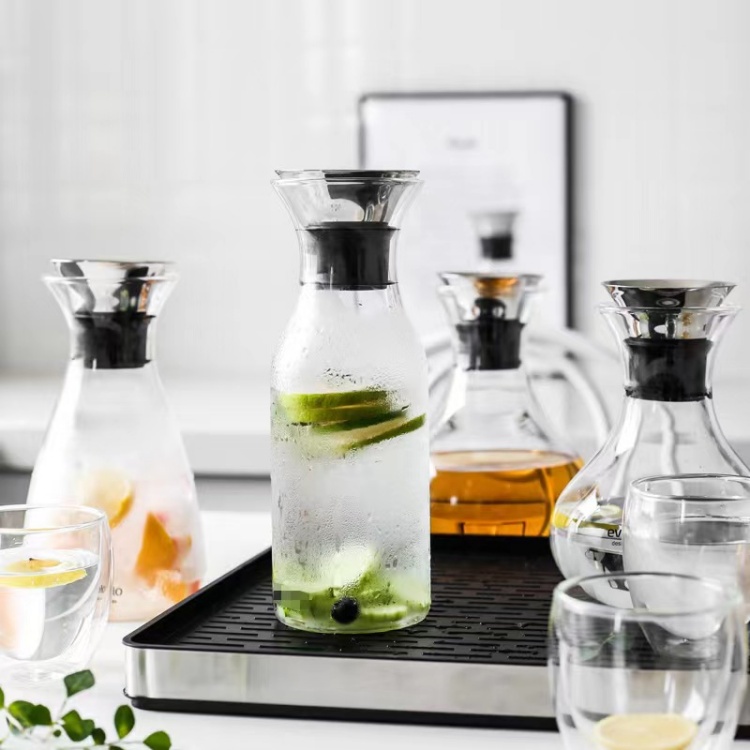 Clear glass pitcher with secure lid by Jiateng, suitable for water, juice, iced tea, or cocktails, perfect for modern home