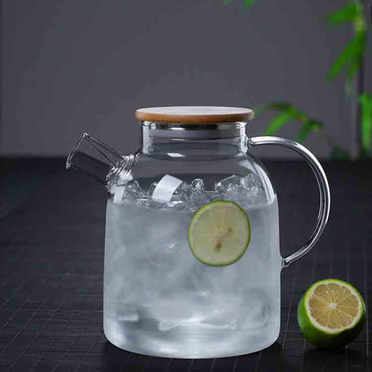 Clear glass water or tea pitcher with bamboo lid by Jiateng, perfect for everyday use, parties, or gifting