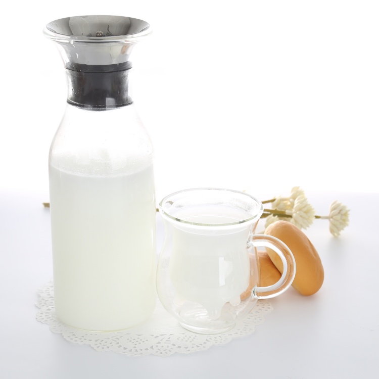 Jiateng elegant glass pitcher with lid, perfect for serving beverages, decorative and practical for home or special occasions