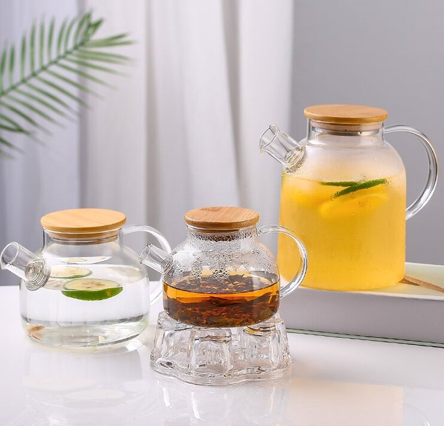 Jiateng clear glass tea pitcher with bamboo lid, perfect for serving tea, infused water, or juice, stylish and eco-friendly