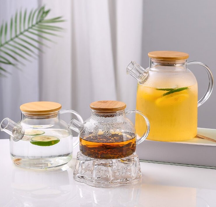 Jiateng clear glass tea pitcher with bamboo lid, perfect for serving tea, infused water, or juice, stylish and eco-friendly